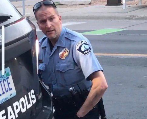 השוטר דרק צ'אובין (צילום מסך)