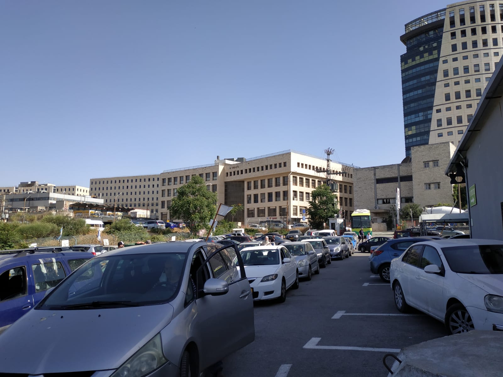תור ארוך של מכוניות במתחם הטסט בגבעת שאול ירושלים