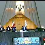 הקריאות בפרלמנט (צילום מסך הטלוויזיה האיראנית)