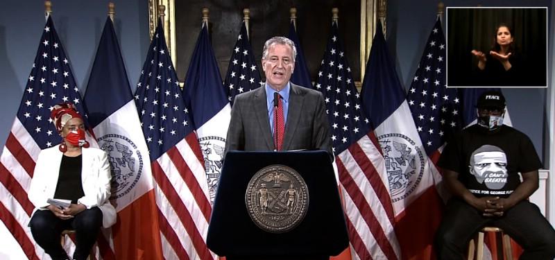 ראש עיריית ניו-יורק נואם (צילום מסך)