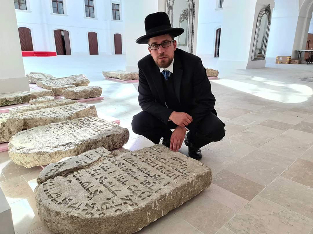 הרב שלמה הופמייסטר מוינה מבקר במצבות בטירת אבנפורת'