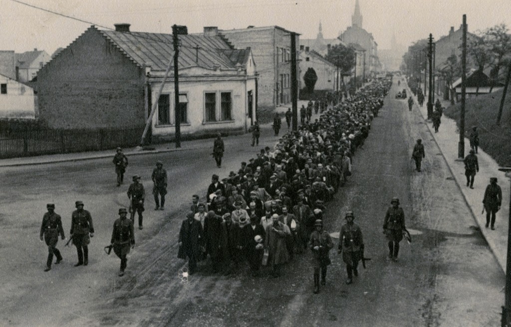 יהודים בדרכם למשרפות ולמחנות עבודה בשואה (צילום מוזיאון אושוויץ)