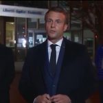 נשיא צרפת עמנואל מקרון בזירת הרצח