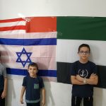 אילוסטרציה: ילדים ישראלים עם דגלי איחוד האמירויות ארה"ב וישראל