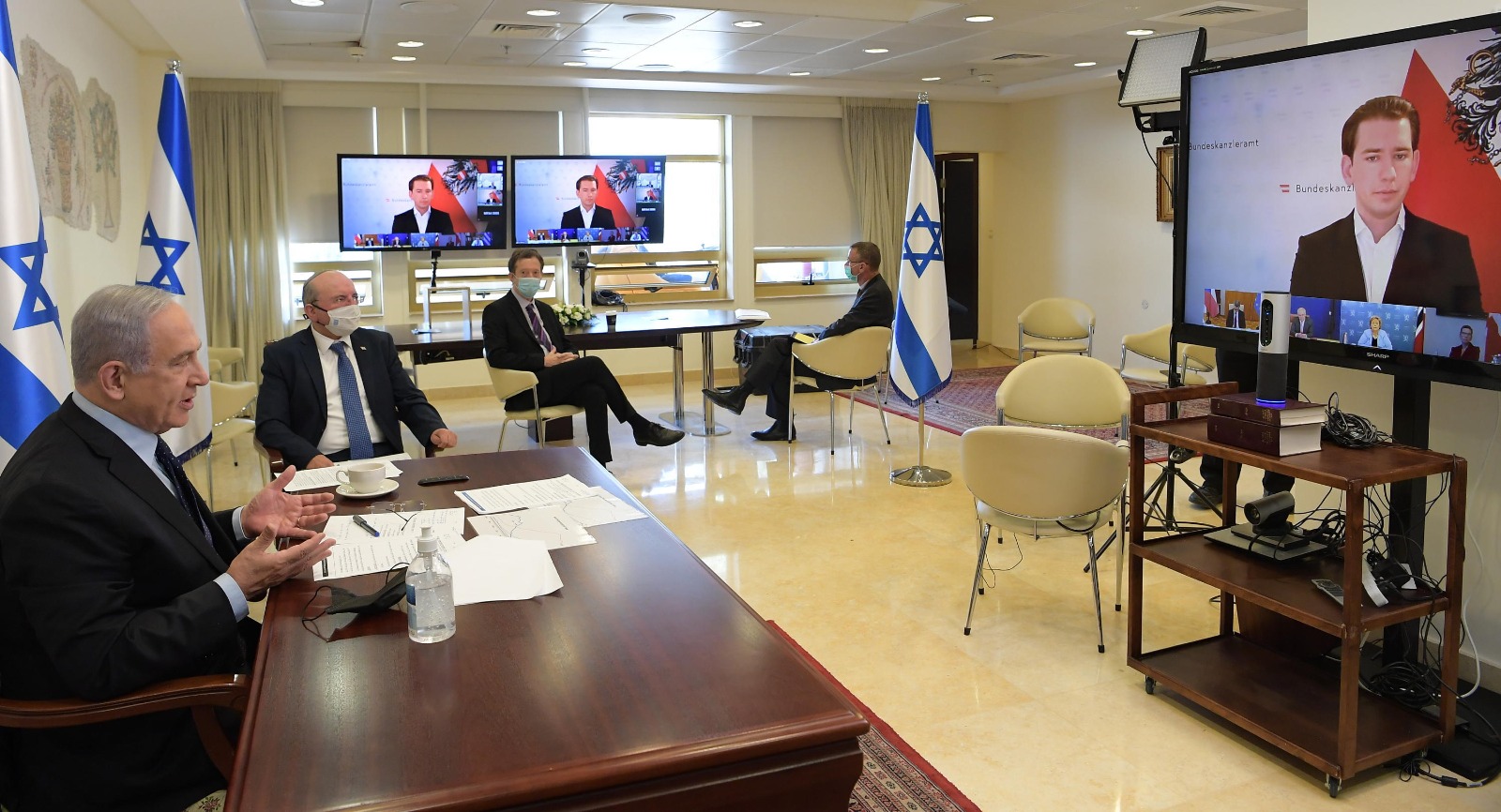 ראש הממשלה בשיחה עם המנהיגים: צילום עמוס בן גרשון לע"מ