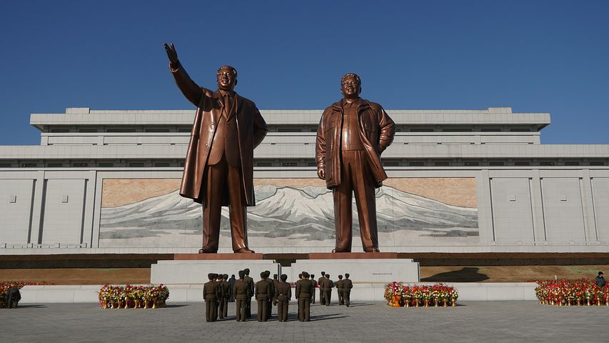 פסלים של קים איל-סונג, וקים ג'ונג איל בצפון קוריאה: צילום Pixabay